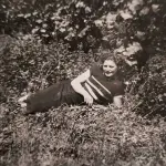 Nonna Angelina distesa sull'erba
