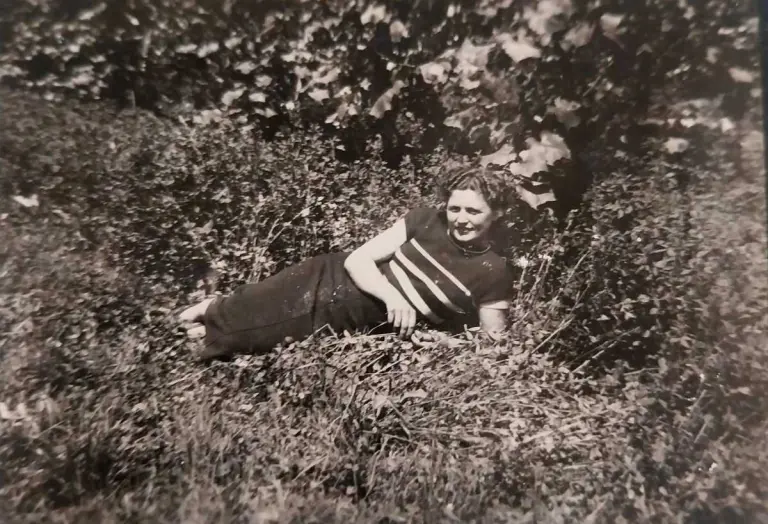 Nonna Angelina distesa sull'erba