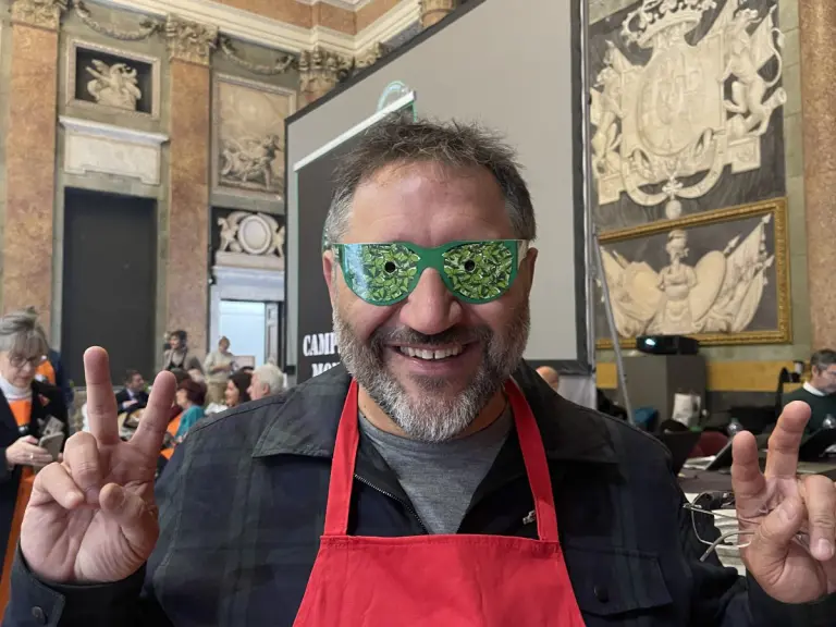 Giuseppe "Peppone" Calabrese durante il Campionato mondiale del pesto al mortaio 2026