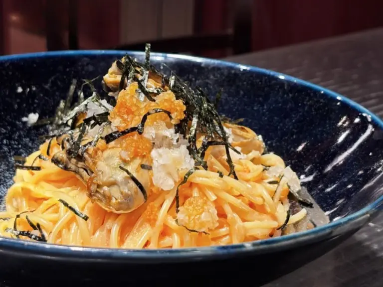 Spaghetti con karashi-mentaiko, ostrica e daikon grattugiato