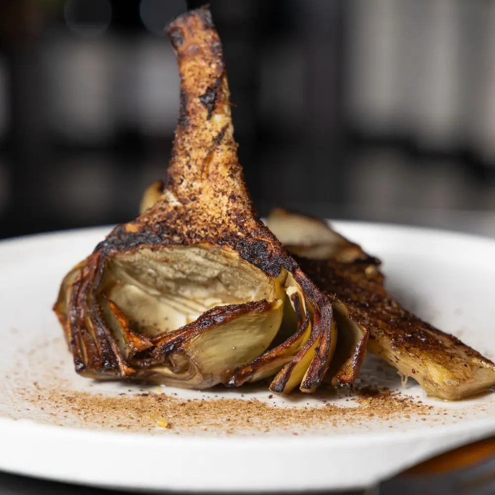 Carciofo alla brace, olio al carciofo, polvere di carciofo