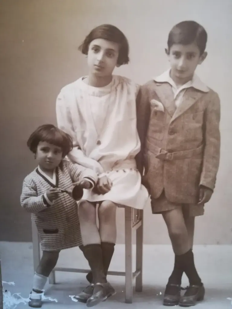sorelle e fratello anni 40