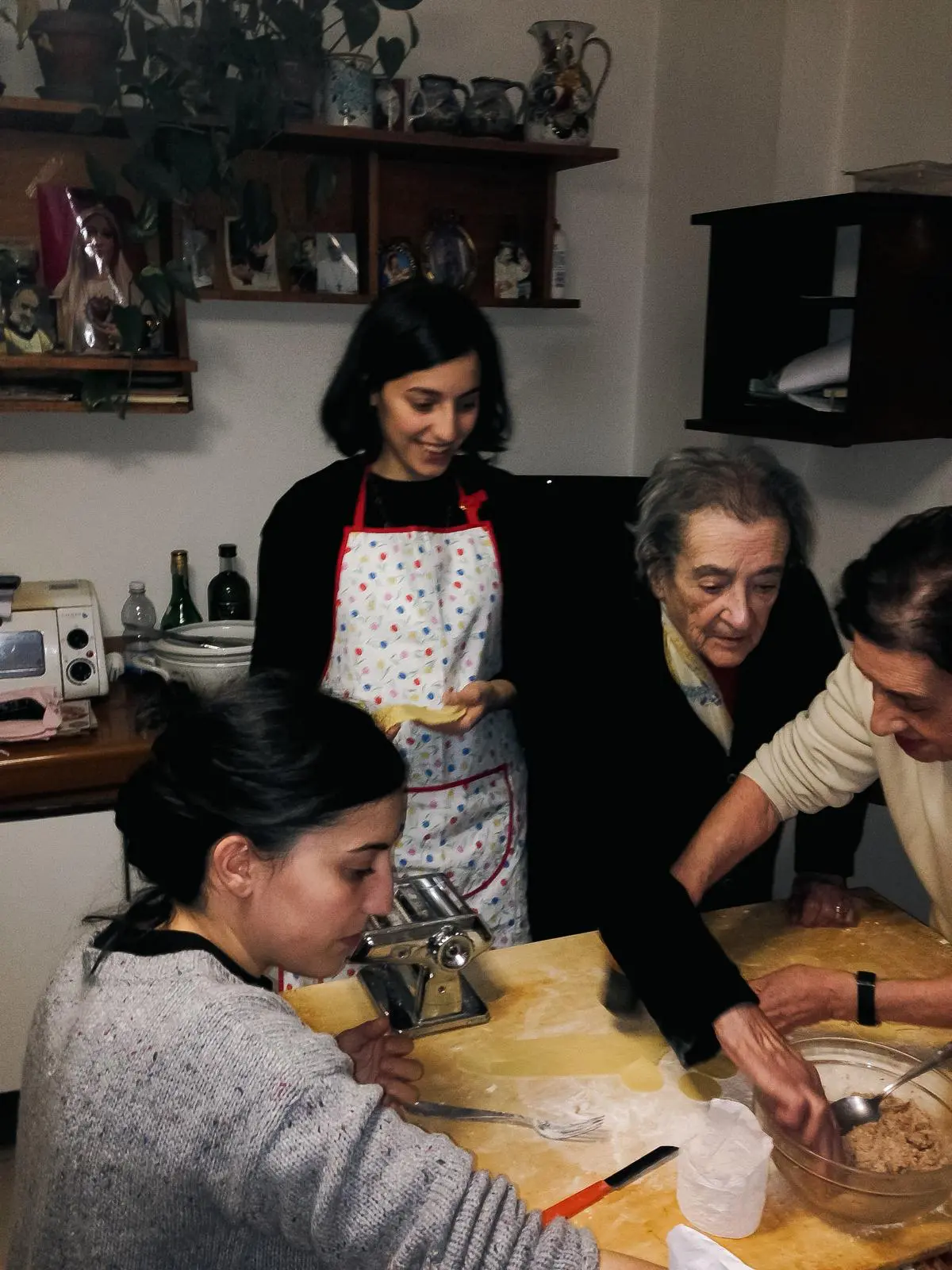 nipoti che fanno i cappelletti con la nonna