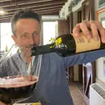Daniele Ricci mentre serve vino all'interno del suo agriturismo