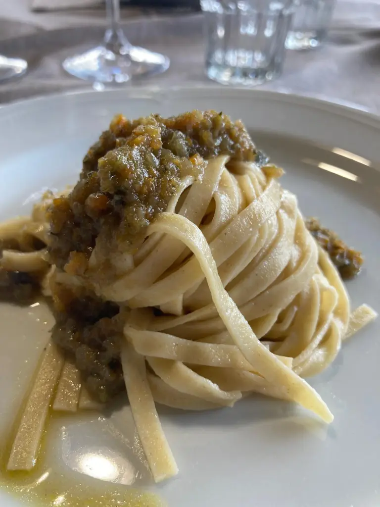 Tagliolini al sugo di verdure, uno dei piatti del menu domenicale dell'agriturismo Cascina San Leo
