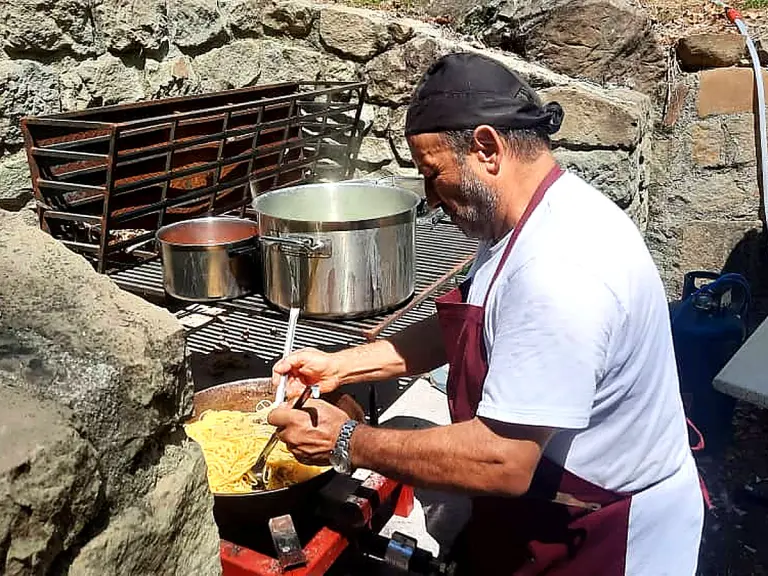 Enzo Evangelista mentre prepara gli spaghetti all'assassina