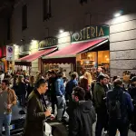 Persone in un locale durante la notte in uno dei quartieri della movida milanese