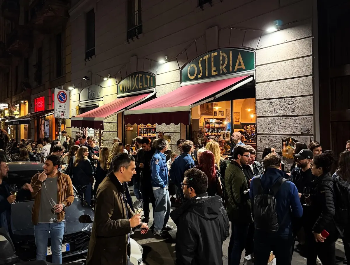 Persone in un locale durante la notte in uno dei quartieri della movida milanese