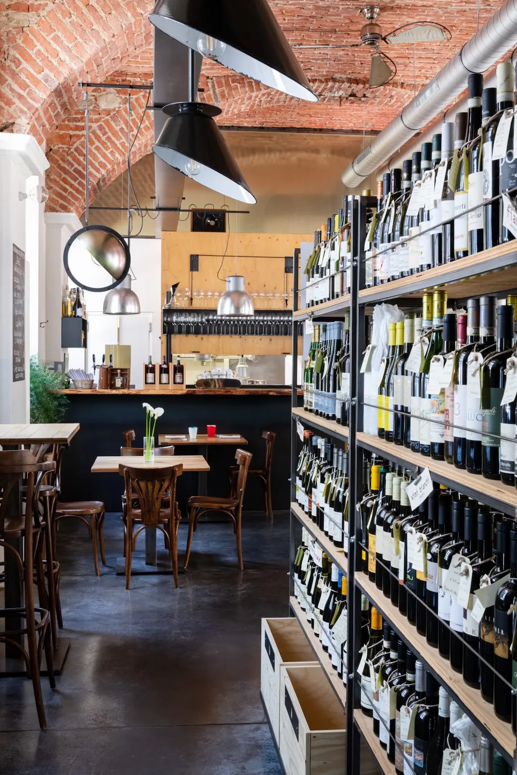 Gli interno di Magazzino 52 a Torino con gli scaffali di vino