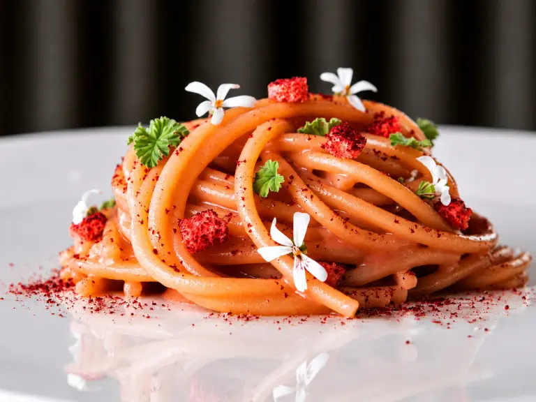 Spaghetti cotti in infuso di geranio odoroso e ibisco, acqua di tinca e croste di pane di Locanda Margon a Trento