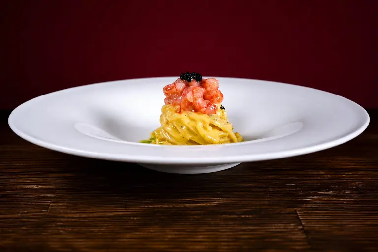 Tagliolino alla carbonara, con crudo di gambero rosso e tartufo del Ristorante Sapereta. Foto di Lido Vannucchi