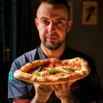 Andrea Brunetti nella pizzeria Sileo di Nucetto, il locale piemontese premiato con i Due Spicchi per il suo originale percorso pizza degustazione