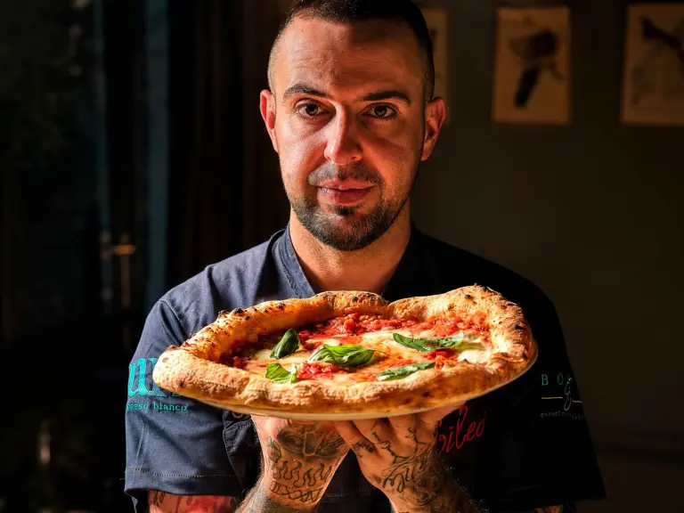 Andrea Brunetti nella pizzeria Sileo di Nucetto, il locale piemontese premiato con i Due Spicchi per il suo originale percorso pizza degustazione