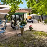 Terrazza giardino di Bar Baglio alla GAM di Torino con tavolini all’aperto e specialty coffee