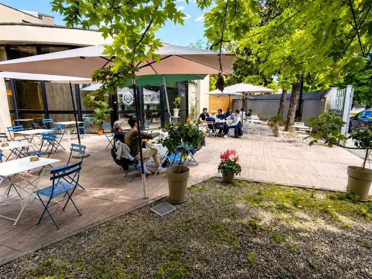 Terrazza giardino di Bar Baglio alla GAM di Torino con tavolini all’aperto e specialty coffee