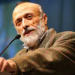 Carlo Petrini, fondatore di Slow Food, durante un evento dedicato alla cultura gastronomica e alla biodiversità alimentare