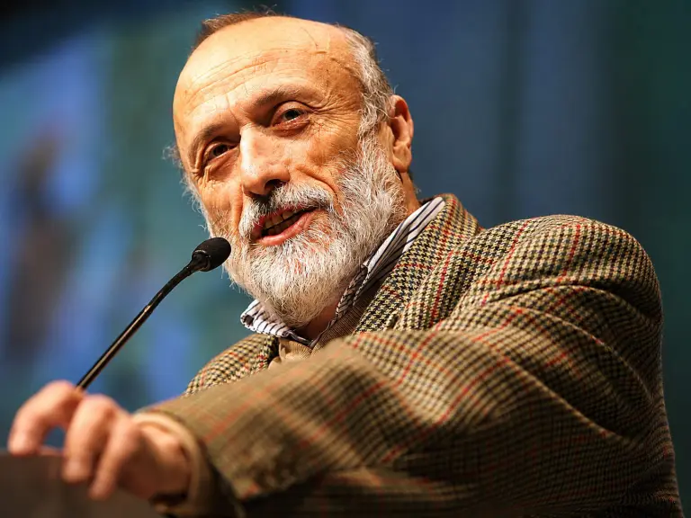 Carlo Petrini, fondatore di Slow Food, durante un evento dedicato alla cultura gastronomica e alla biodiversità alimentare
