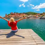 donna sul pontile all'isola d'elba