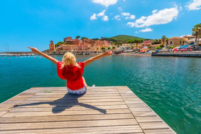 donna sul pontile all'isola d'elba