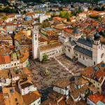 Piazza Duomo a Trento durante il Festival dell’Economia con ristoranti, pizzerie e locali del centro frequentati dai visitatori