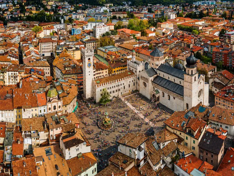 Piazza Duomo a Trento durante il Festival dell’Economia con ristoranti, pizzerie e locali del centro frequentati dai visitatori