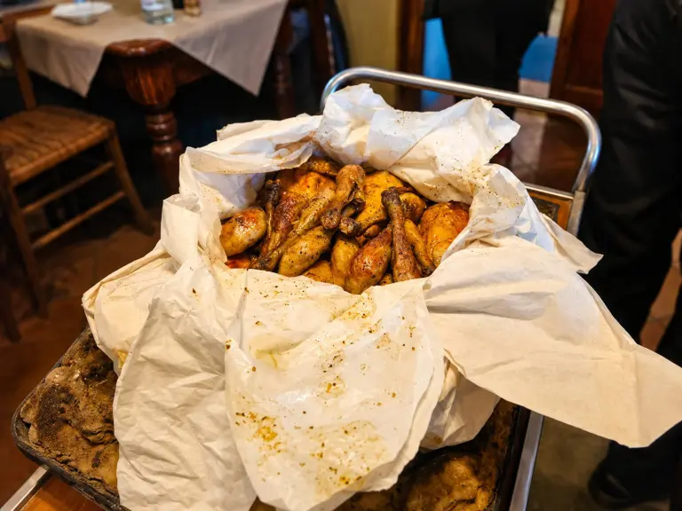 Faraona alla creta servita nella storica trattoria Antico Pavone nella pianura cremonese