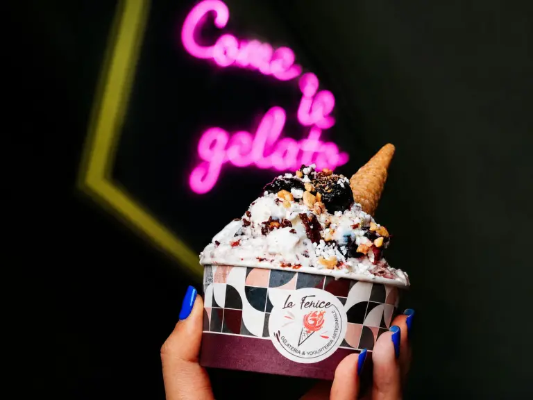 Gelato artigianale ispirato ai gusti degli anni ’80 nella gelateria La Fenice di Caserta