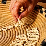 Lorighittas sarde intrecciate a mano durante la preparazione tradizionale