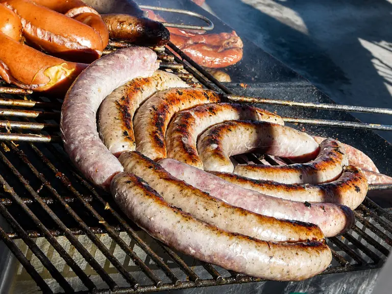 Luganega arrotolata a spirale, la salsiccia diffusa nel Nord Italia ma originaria dell’antica Lucania