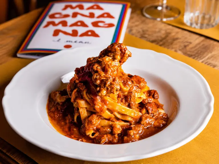 Interno della trattoria MagnaMagna a Viterbo, il locale che ha contribuito alla rinascita gastronomica di piazza della Morte nel centro medievale della città