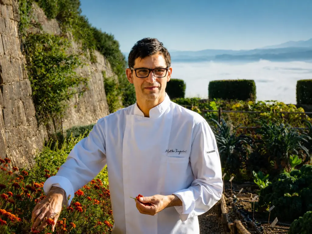 Lo chef Matteo Temperini nell’orto di Castiglion del Bosco in Toscana durante l’intervista sulle brigate francesi e l’alta cucina