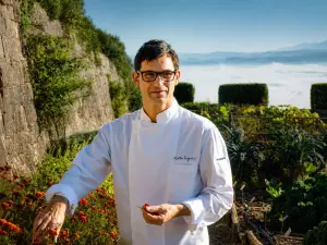 Lo chef Matteo Temperini nell’orto di Castiglion del Bosco in Toscana durante l’intervista sulle brigate francesi e l’alta cucina