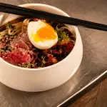 Ramen pugliese con carne di cavallo cruda, noodles e uovo preparato dallo chef Domenico Marcone a Corato