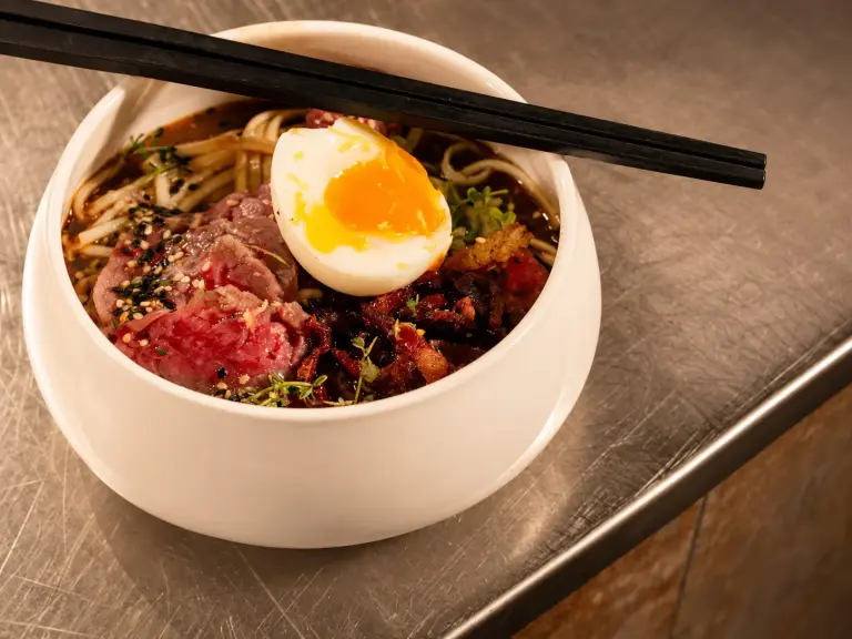 Ramen pugliese con carne di cavallo cruda, noodles e uovo preparato dallo chef Domenico Marcone a Corato