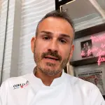 Lo chef Roberto Di Pinto davanti al ristorante stellato Sine di Milano dopo gli episodi di vandalismo denunciati sui social
