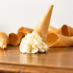 Storti con la panna, tradizionale dolce veneto con cialda croccante arrotolata e panna montata