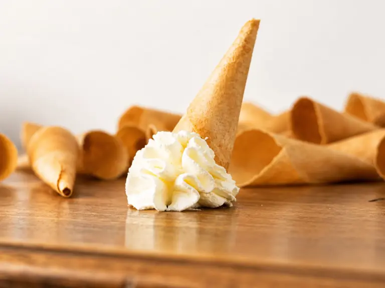 Storti con la panna, tradizionale dolce veneto con cialda croccante arrotolata e panna montata