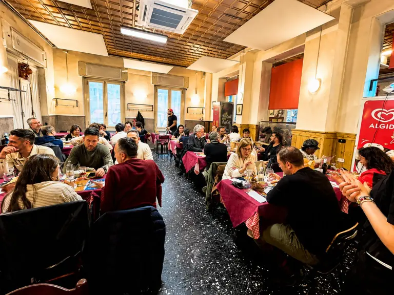 Interno della trattoria San Filippo Neri a Milano con tavoli pieni, cucina milanese tradizionale e atmosfera popolare a Precotto