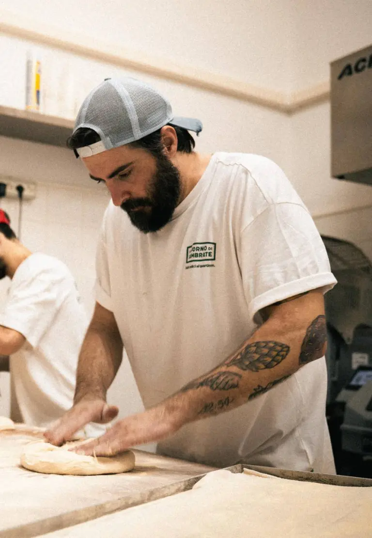 Cesare Bonelli di Forno di Lambrate mentre impasta