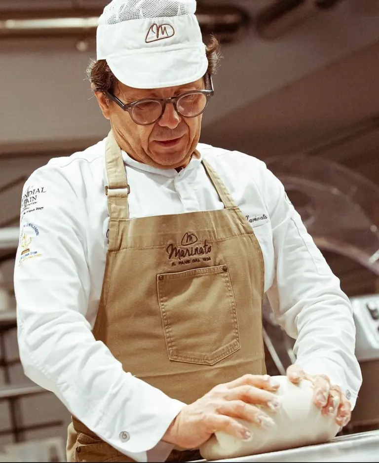 Ezio Marinato mentre impasta