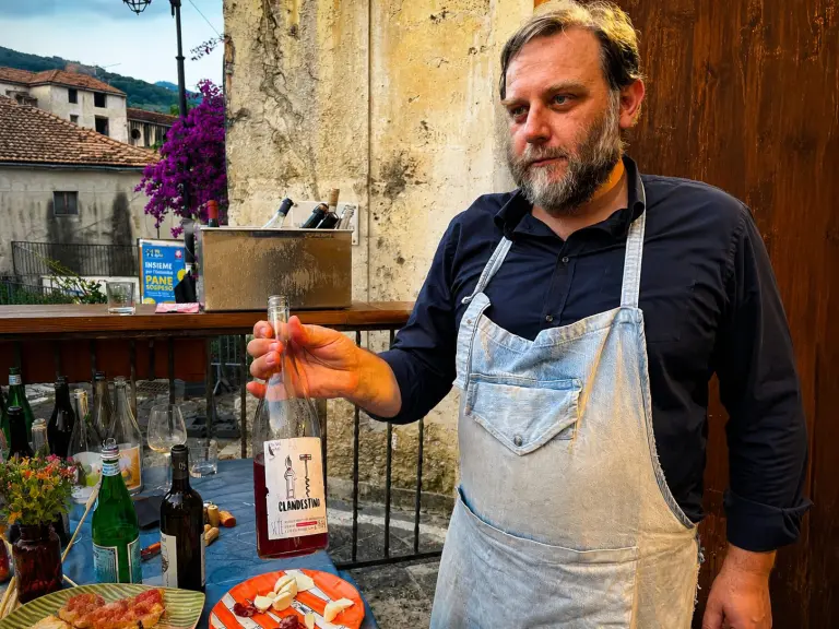 Interno di Alberto Ritrovo a Eboli, osteria campana nota per vini artigianali e cucina di territorio