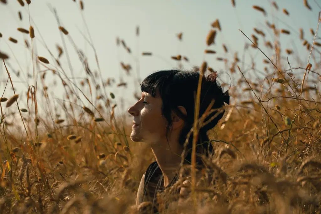 Roberta Pezzella in mezzo a un campo di grano