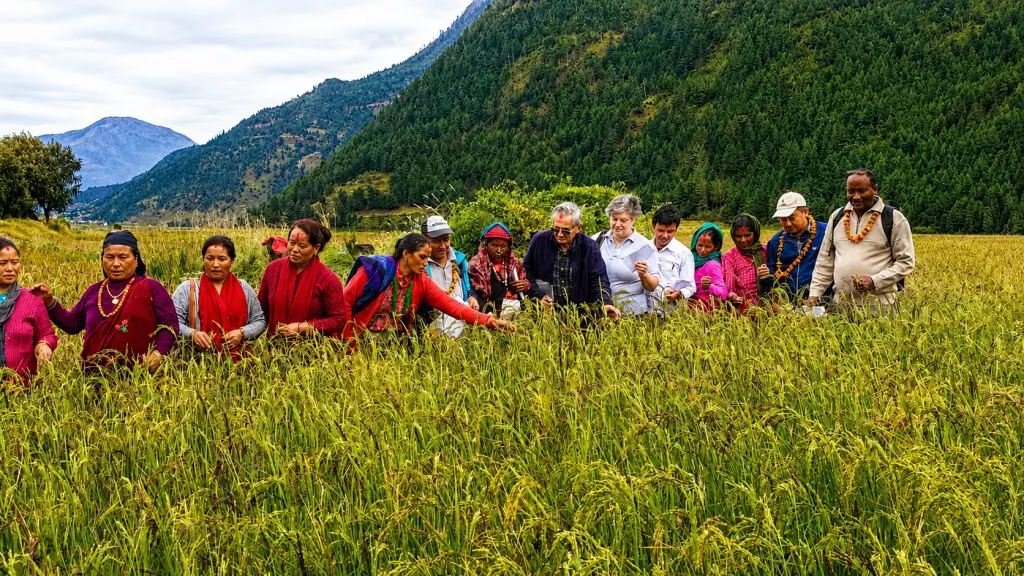 Salvatore Ceccarelli e Stefania Grando in visita a un campo in Nepal insieme a contadini locali