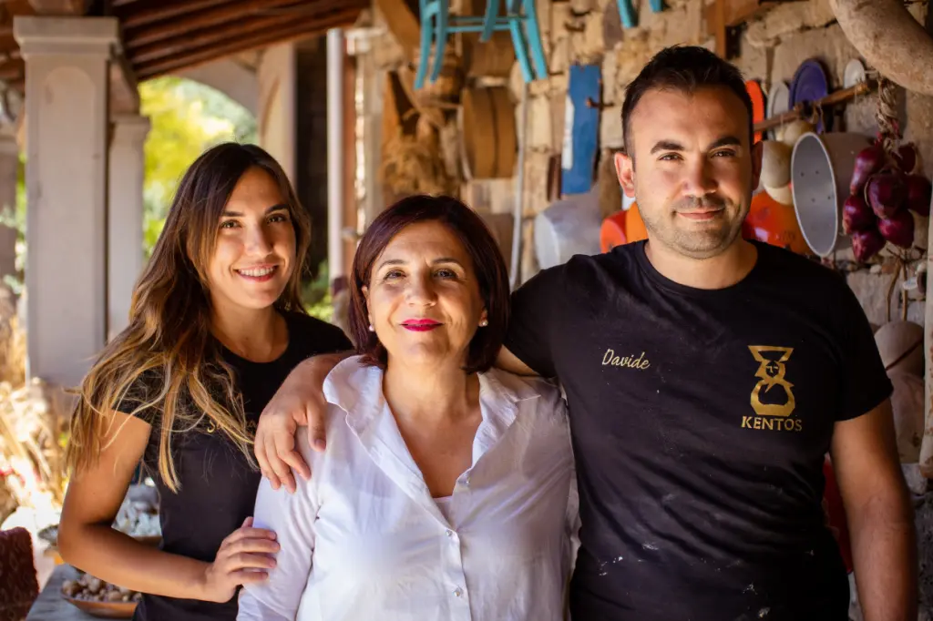 Viviana Sirigu con i suoi figli Simona e Davide davanti Kentos