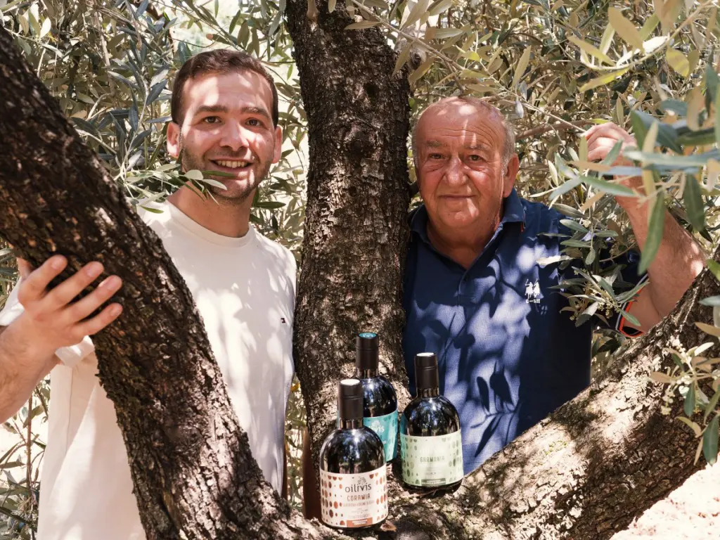 Antonio Mitrione tra gli ulivi dell’azienda Oilivis sul Gargano