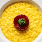 Piatto di alta cucina servito da Casa Camperio a Milano con impiattamento ricco e salsa cremosa
