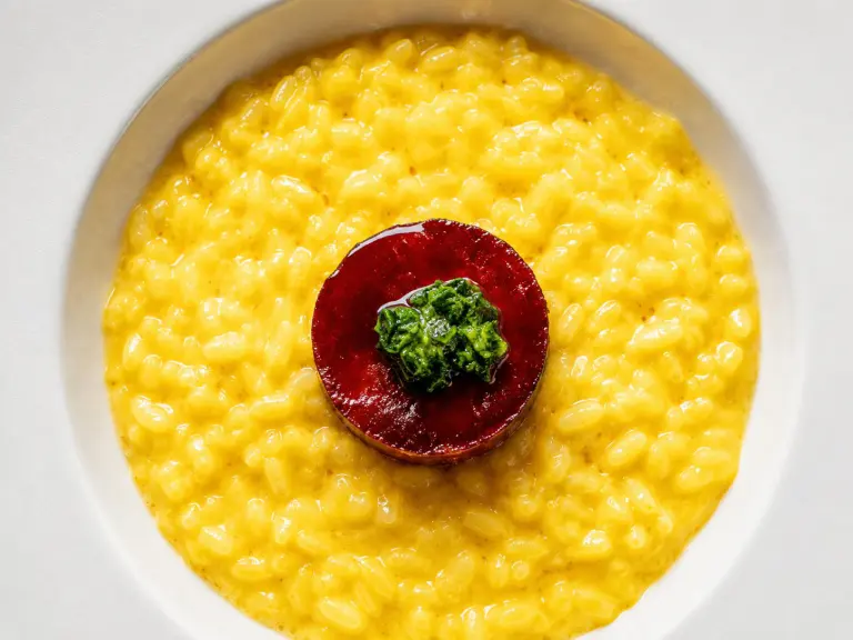 Piatto di alta cucina servito da Casa Camperio a Milano con impiattamento ricco e salsa cremosa