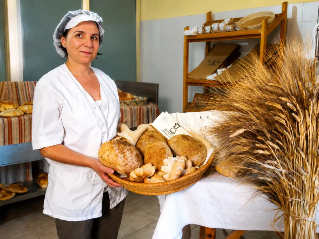 Viviana Sirigu con il pane sardo di Kentos nel forno di Orroli