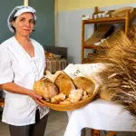 Viviana Sirigu con il pane sardo di Kentos nel forno di Orroli