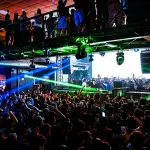 Piatto gourmet servito nella Taverna Futurista al Kappa FuturFestival di Torino con luci colorate sullo sfondo